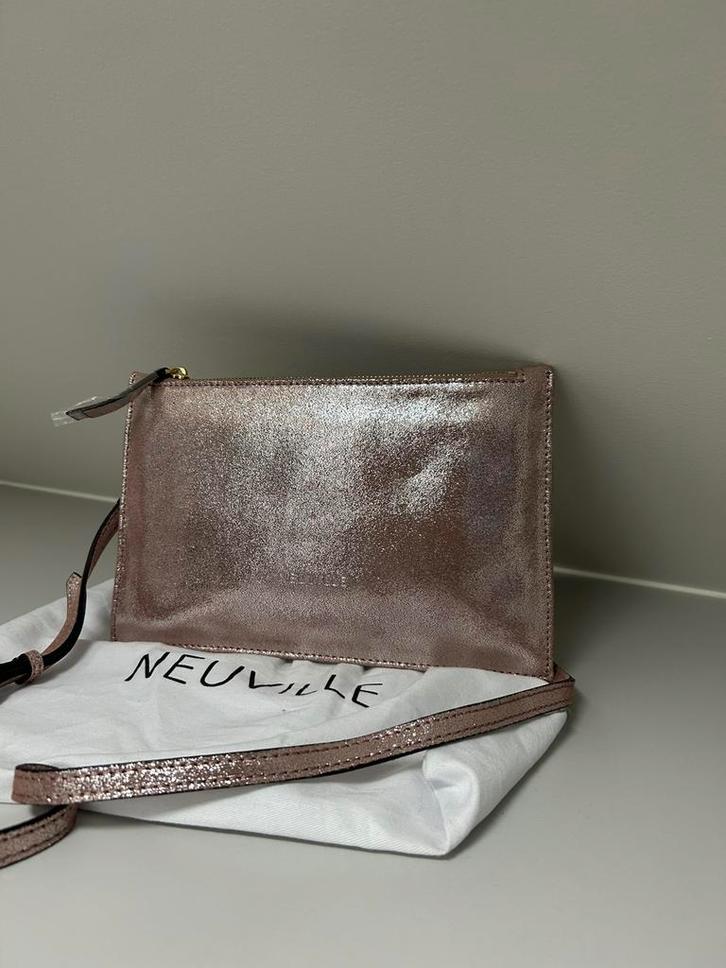 Neuville Metallic Leather Pouch – Rosé Gold Crossbody, Handtassen en Accessoires, Tassen | Damestassen, Zo goed als nieuw, Handtas