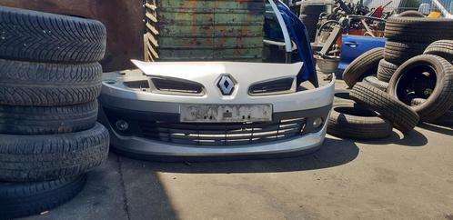 RENAULT CLIO 3  VOORBUMPER +MISTLAMPEN BJ 2009, Auto-onderdelen, Carrosserie, Bumper, Voor, Gebruikt, Ophalen of Verzenden