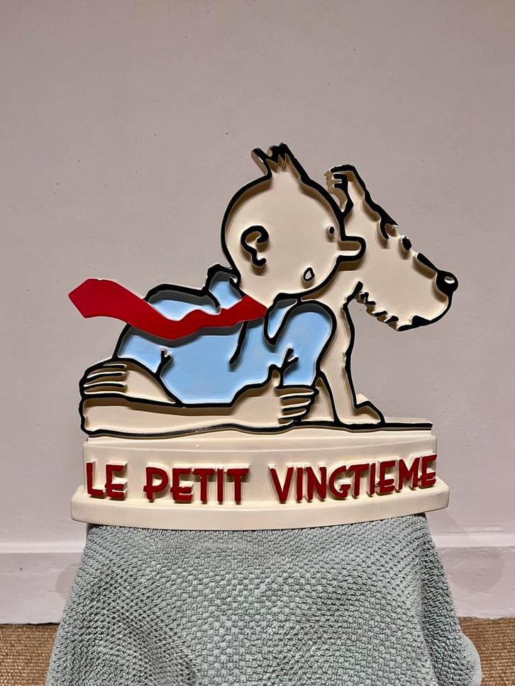 Kuifje & Bobbie reliëf “Le Petit Vingtième” - naar Hergé, Collections, Statues & Figurines, Comme neuf, Enlèvement ou Envoi