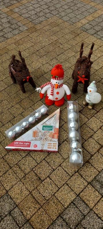 Kerstboom 180 cm, -ster, -ballen, 2 rendieren en sneeuwman beschikbaar voor biedingen
