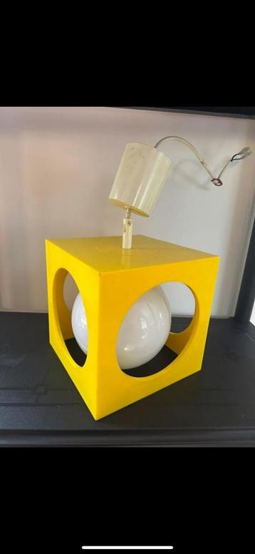 Lampe vintage cube jaune vif/ boule en verre beschikbaar voor biedingen
