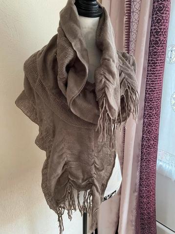 Taupe sjaal/stola met franjes beschikbaar voor biedingen