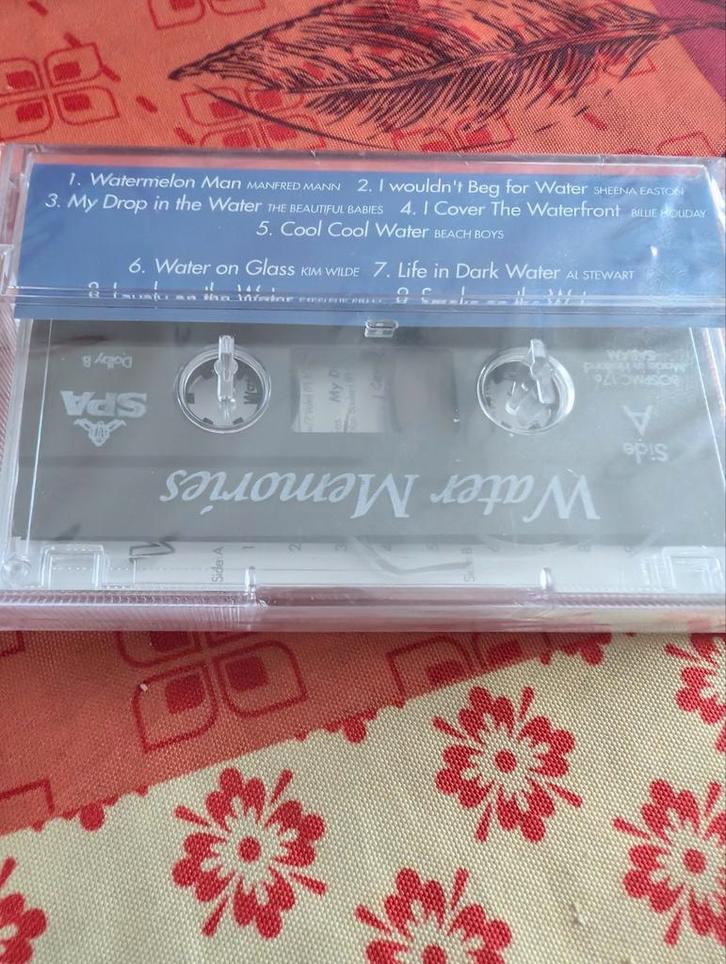 NIEUWE VERPAKTE CASSETTE WATER MEMORIES, Handtassen en Accessoires, Beautycases, Zo goed als nieuw, Ophalen of Verzenden
