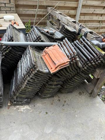 Dakpannen +-25m^2 met randpannen beschikbaar voor biedingen