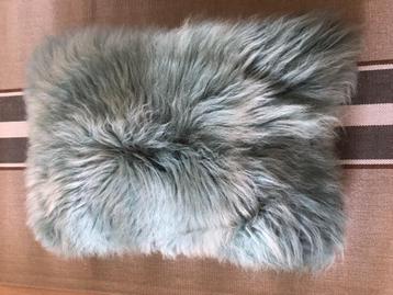 Grand coussin gris en peau de mouton véritable beschikbaar voor biedingen