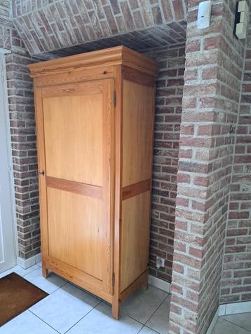 Belle armoire en bois massif clair disponible aux enchères