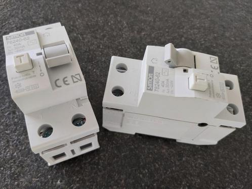 2 Interrupteurs différentiels 2P - 40A - 30mA, Bricolage & Construction, Électricité & Câbles, Utilisé, Autres types, Enlèvement ou Envoi