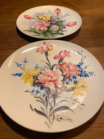 2 handgeschilderde borden met bloemen beschikbaar voor biedingen