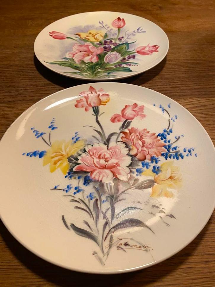 2 handgeschilderde borden met bloemen, Antiek en Kunst, Antiek | Wandborden en Tegels, Ophalen of Verzenden