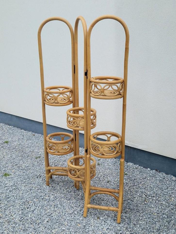 Vintage plooibare plantenrek in rotan
met vlinderscharnieren, Huis en Inrichting, Woonaccessoires | Etagères, Zo goed als nieuw
