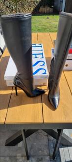 Botten Guess, Enlèvement, Porté