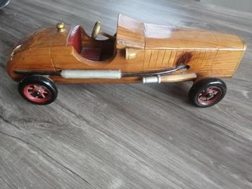 Antieke auto beschikbaar voor biedingen