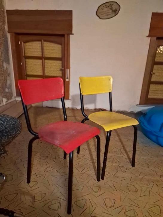 Chaises en plastique vintage rouge et jaune, Maison & Meubles, Chaises, Utilisé, Deux, Synthétique, Rouge, Enlèvement