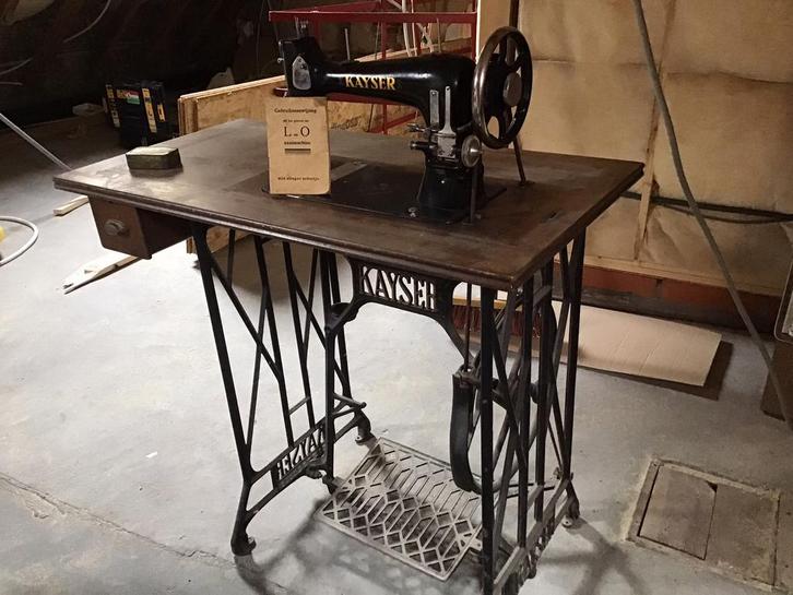 Antieke naaimachine merk KAYSER zeer mooie staat, Antiquités & Art, Antiquités | Meubles | Tables, Enlèvement