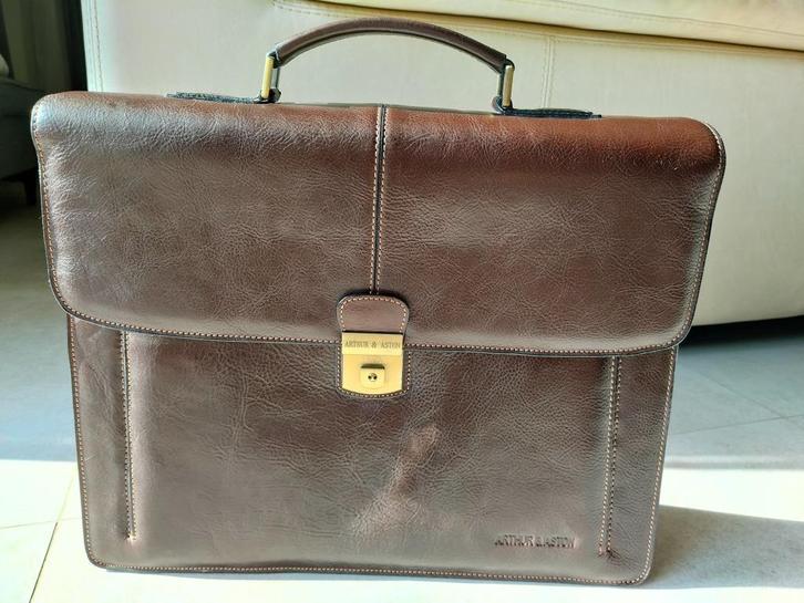 Arthur & Aston hoesje, Handtassen en Accessoires, Tassen | Schooltassen, Zo goed als nieuw, Aktetas of Boekentas, 40 tot 50 cm