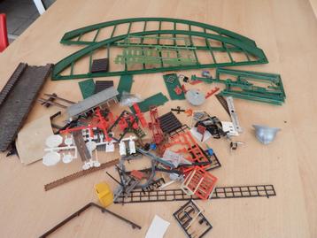 Restjes Modelhuisjes en Brug spoor H0 beschikbaar voor biedingen