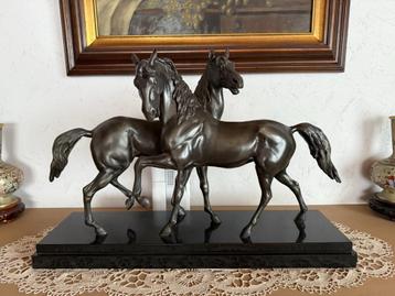 Elegant bronzen beeld – Twee paarden op sokkel beschikbaar voor biedingen
