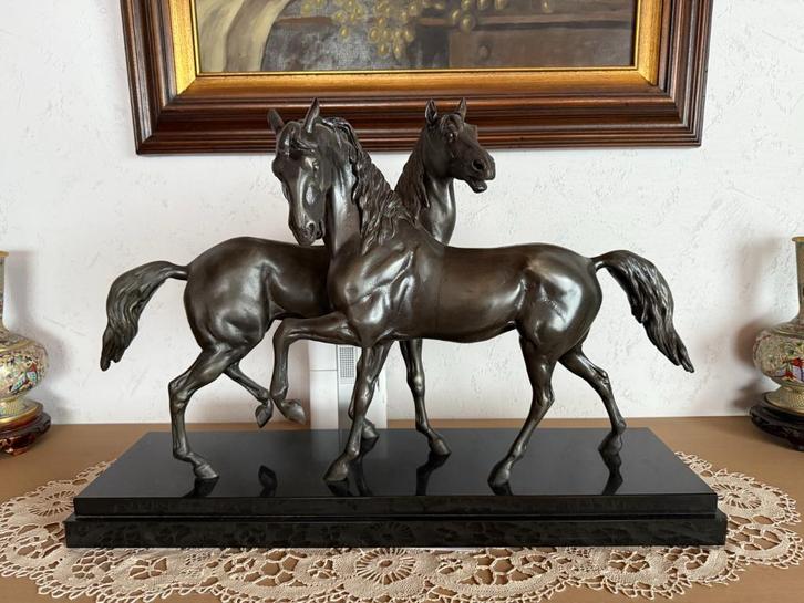 Elegant bronzen beeld – Twee paarden op sokkel, Antiek en Kunst, Antiek | Brons en Koper, Brons, Ophalen