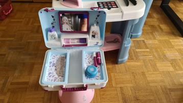 Coiffeuse Smoby avec tabouret + 2 beauty case disponible aux enchères