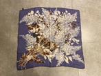 Balenciaga lila zijden foulard met bloemenprint, Vêtements | Femmes, Bonnets, Écharpes & Gants, Comme neuf, Balenciaga, Enlèvement ou Envoi