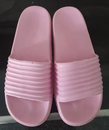 Roze badslippers maat 40/41 beschikbaar voor biedingen