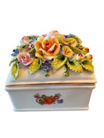 Duitse porseleinen doos met bloemdecor, Antiek en Kunst, Ophalen of Verzenden