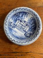 2 handgeschilderde decoratieve borden van Delfts porselein -, Antiek en Kunst, Ophalen