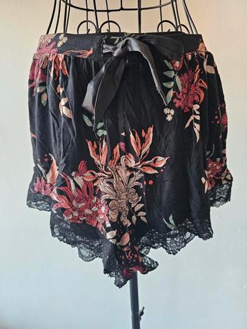 Hunkemöller korte broek maat S - zwart, bloem en kant beschikbaar voor biedingen
