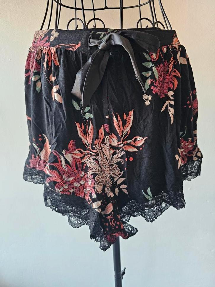 Hunkemöller korte broek maat S - zwart, bloem en kant, Kleding | Dames, Pyjama's, Gedragen, Ophalen of Verzenden