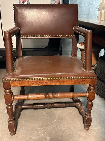 Ancienne chaise , clouté et cuir  beschikbaar voor biedingen
