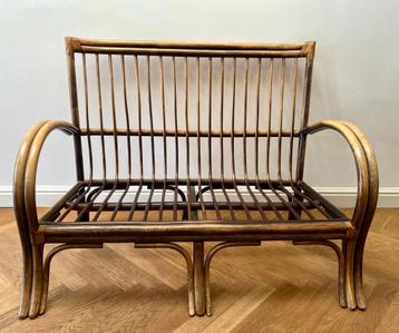 Rotan zetel tweezit beschikbaar voor biedingen