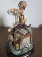 Beeldje van de medicijnman ( apotheker)  gekleurd porselein, Antiquités & Art, Antiquités | Porcelaine, Enlèvement ou Envoi