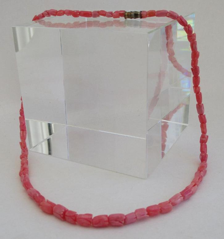K5-A- Koraal Ketting -Tulp-Donker- 41½ cm. eind jaren '70, Handtassen en Accessoires, Kettingen, Nieuw, Steen of Mineraal, Roze
