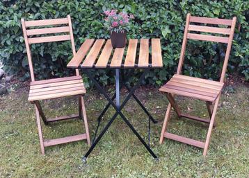 Table de jardin et deux chaises parfaite pour une terrasse o