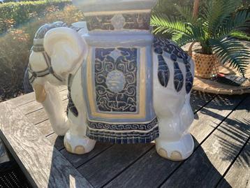 Vintage olifant in porselein. beschikbaar voor biedingen
