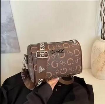 Stijlvolle GUESS Crossbody Tas Bruin Monogram Nieuwstaat beschikbaar voor biedingen