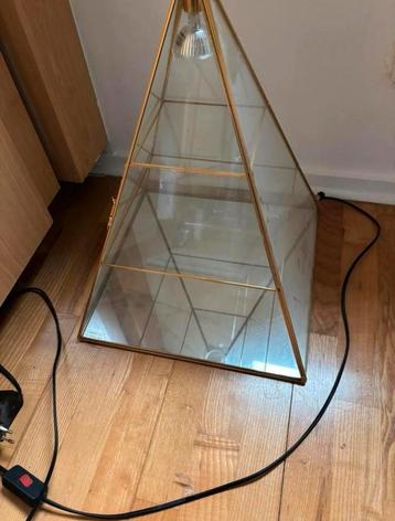 Vitrinekast piramide beschikbaar voor biedingen