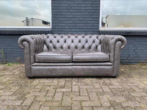 Engelse Chesterfield bank grijs GRATIS GELEVERD, Huis en Inrichting, Zetels | Voetbanken en poefs, Leer, Ophalen of Verzenden