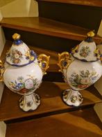 Paire de vases antique en porcelaine