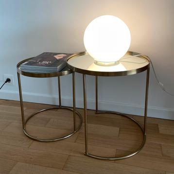 Tables gigognes dorées avec plateau en verre beschikbaar voor biedingen