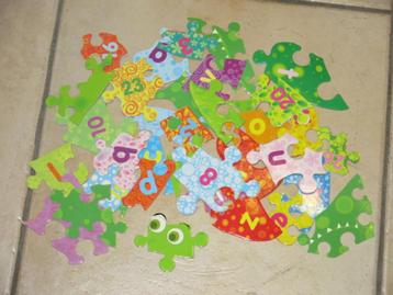 Een educatieve puzzel krokodil letters en cijfers, 34st beschikbaar voor biedingen