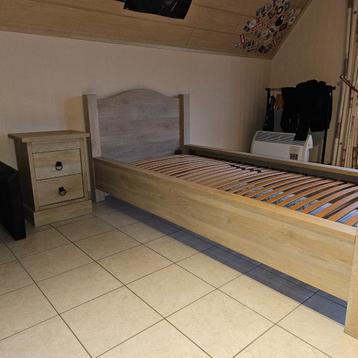 Slaapkamer met bed , commode en nachtkastje beschikbaar voor biedingen
