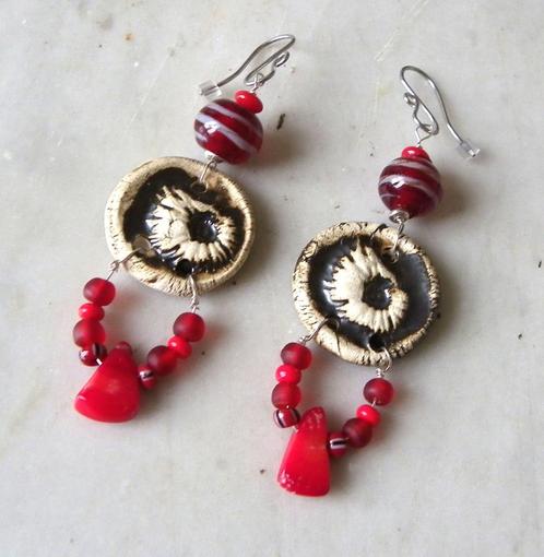 Etnische oorbellen in koraal, handgemaakt keramiek ammoniet, Handtassen en Accessoires, Oorbellen, Nieuw, Hangers, Zilver, Rood