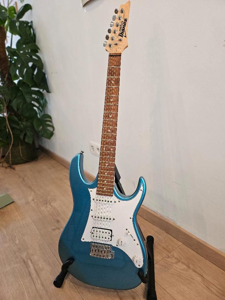 Elektrische gitaar, ibanez Gio + RTX gitaar houder, Muziek en Instrumenten, Snaarinstrumenten | Gitaren | Elektrisch, Zo goed als nieuw