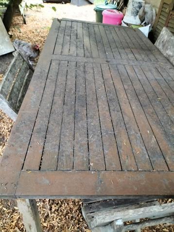 Teak tuintafel gratis opknapper beschikbaar voor biedingen