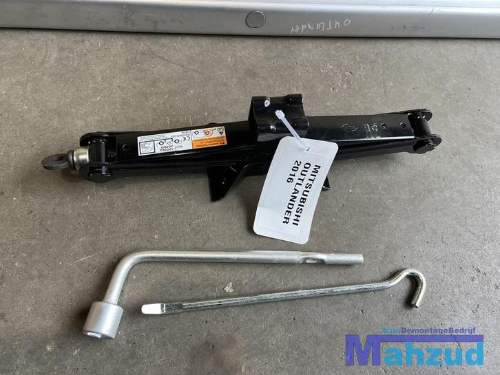 MITSUBISHI OUTLANDER PHEV krikset krik 2015+, Autos : Pièces & Accessoires, Pneus & Jantes, Pneu(s), Utilisé