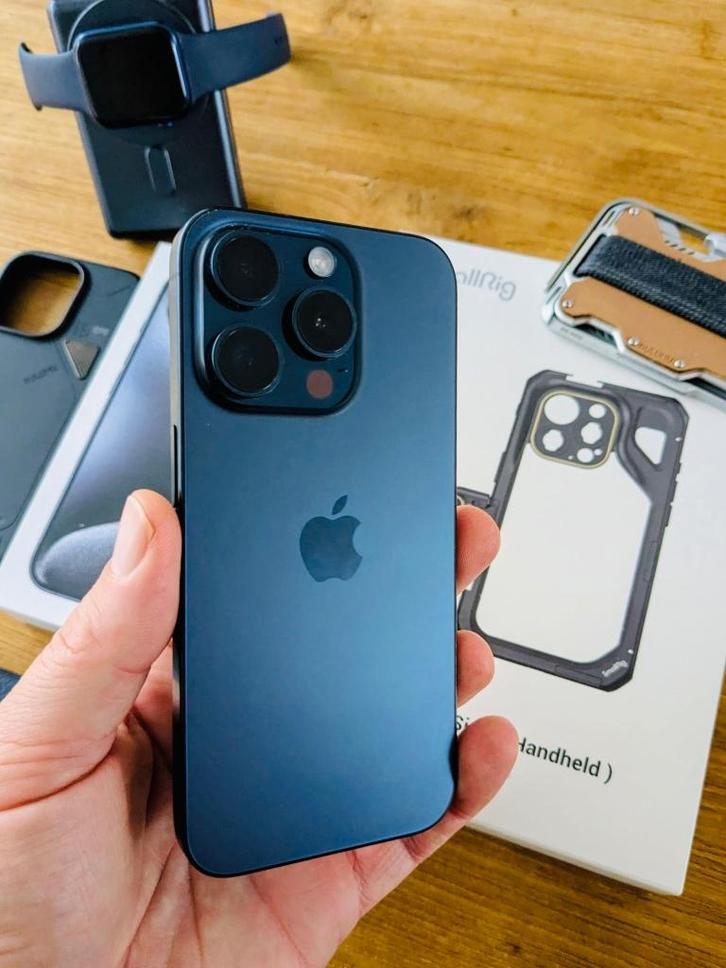 Iphone 15 pro 256go Blue + Apple Watch 6 + accessoires, Télécoms, Téléphonie mobile | Apple iPhone, Comme neuf, 256 GB, iPhone 15 Pro