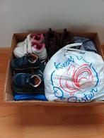 Bananendoos met jongens en meisjeskledij, Ophalen, Gebruikt