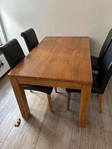 Mooie degelijke eettafel  beschikbaar voor biedingen