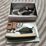 Travis Scott AJ1 Low OG SP ‘Medium Olive’, Kleding | Heren, Ophalen of Verzenden, Zo goed als nieuw